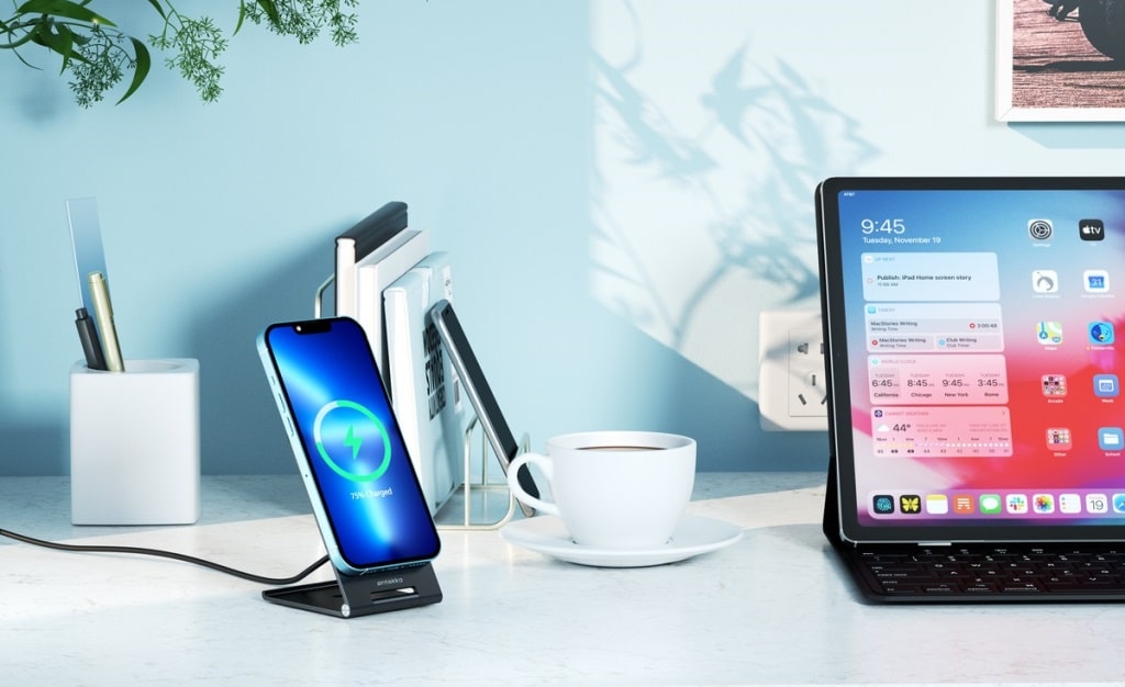 Ontekka Magnetic wireless charging stand - in use